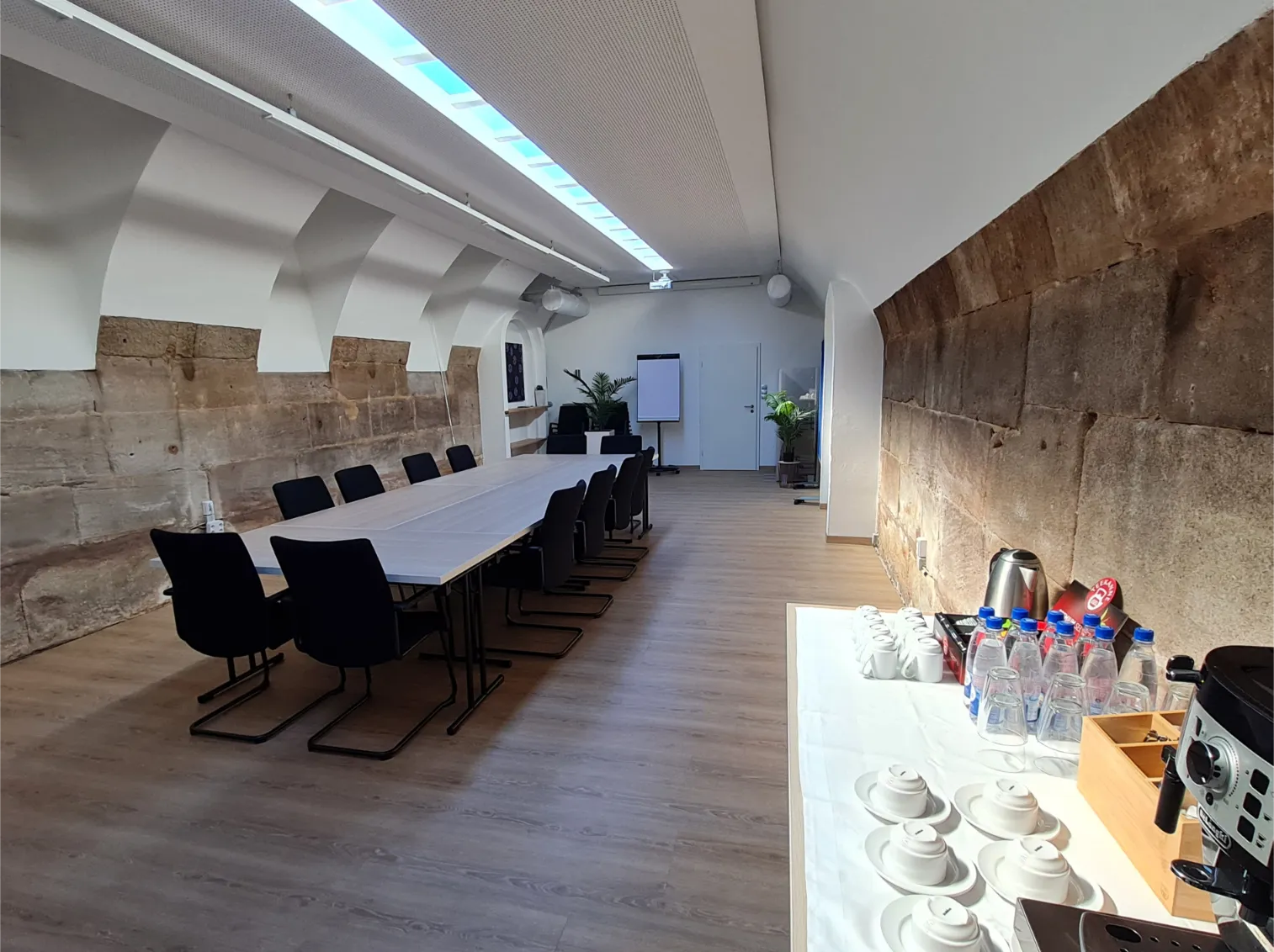 Seminarraum im Pub&Go Fürth mit großem Konferenztisch und Stühlen