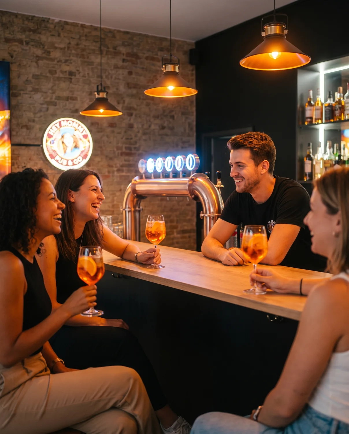 Gäste mit Spritz am Tresen im Pub&Go Prenzlauer Berg