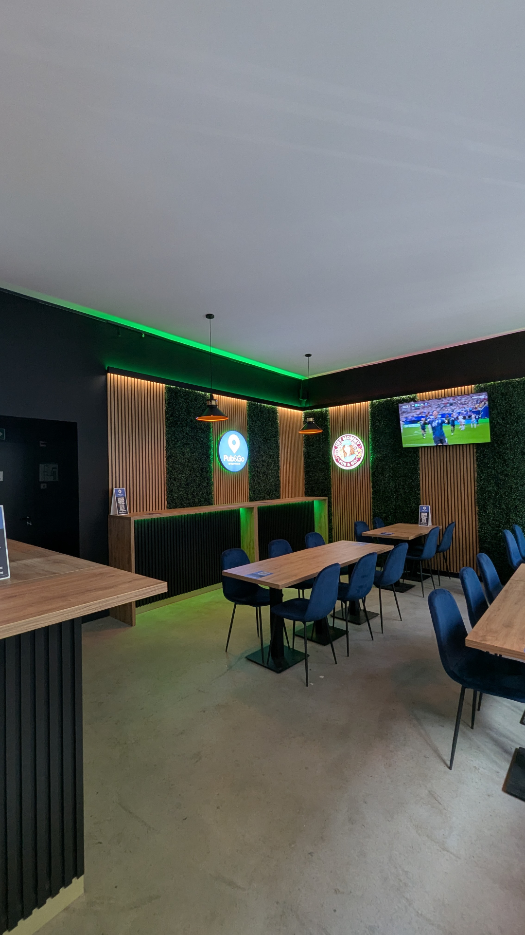 Innenraum des Pub&Go im Prenzlauer Berg mit TV-Wand