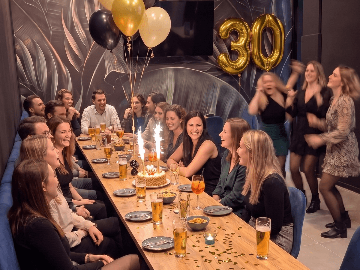 Freundesgruppe stößt bei einer Geburtstagsfeier im Pub&Go an, warmes Licht, moderne Pub-Kulisse