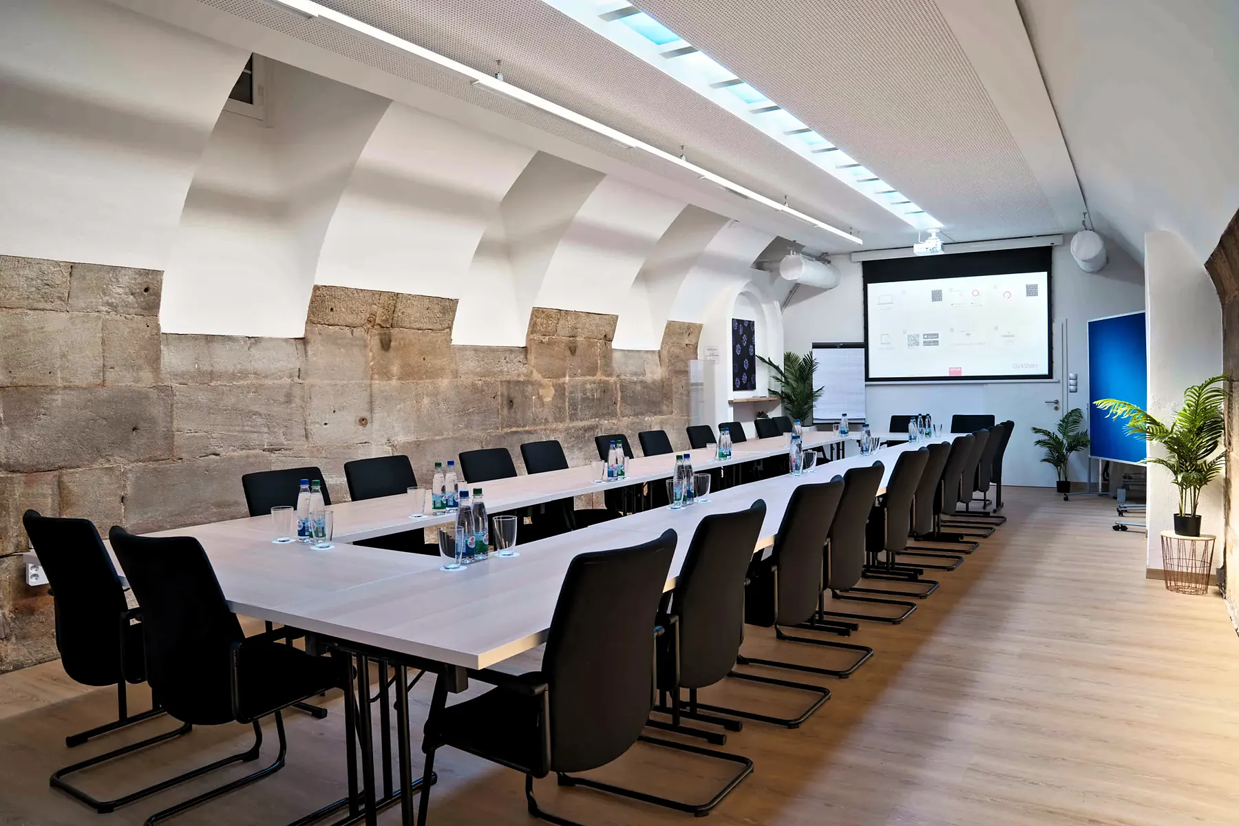 Seminarraum im Pub&Go Fürth in U-Form mit Leinwand und Beamer