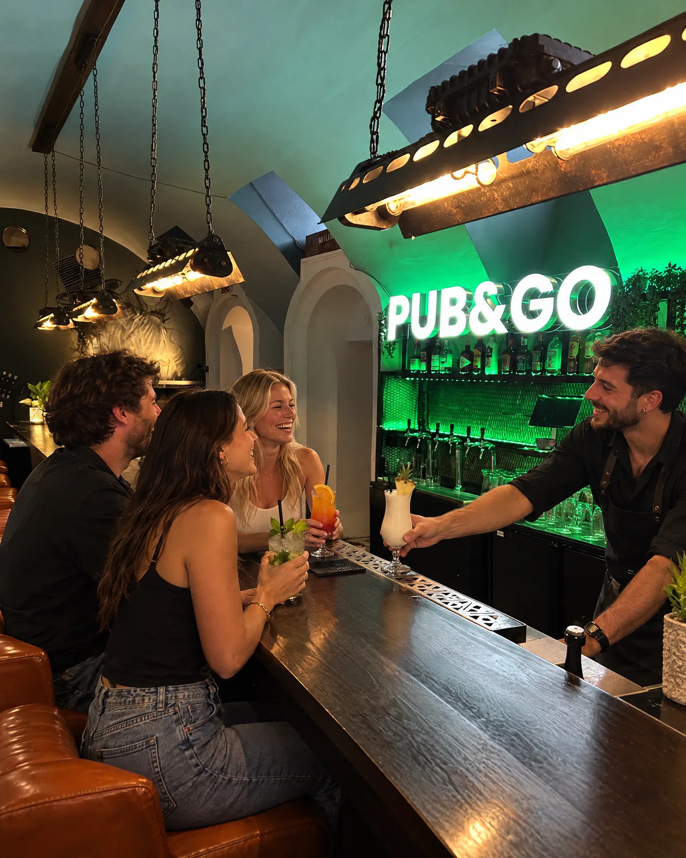 Freunde an der Bar im Pub&Go Fürth, der Barkeeper reicht eine Piña Colada