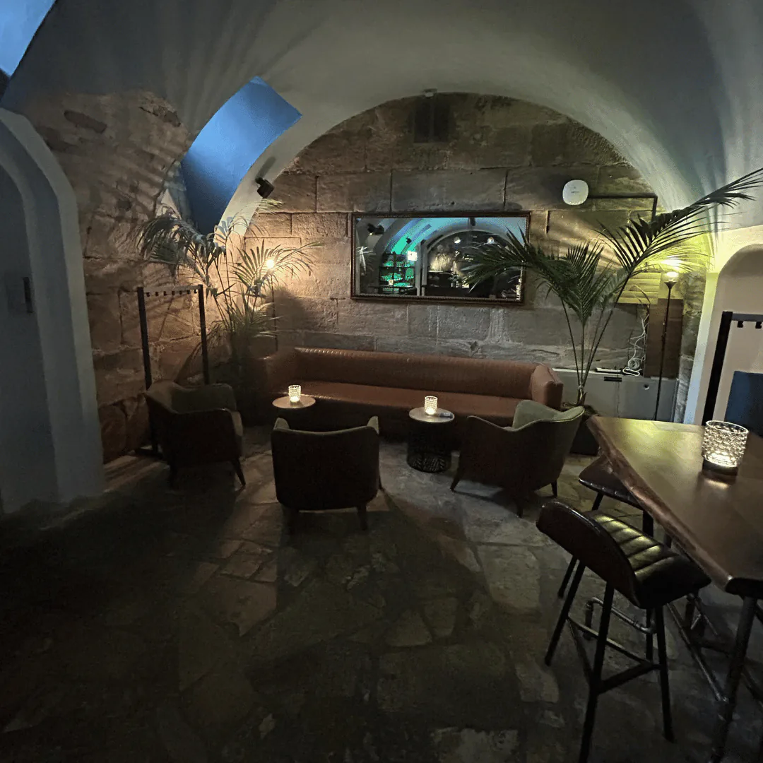 Loungeecke im Pub&Go Fürth mit Sofa, Sesseln und Pflanzen
