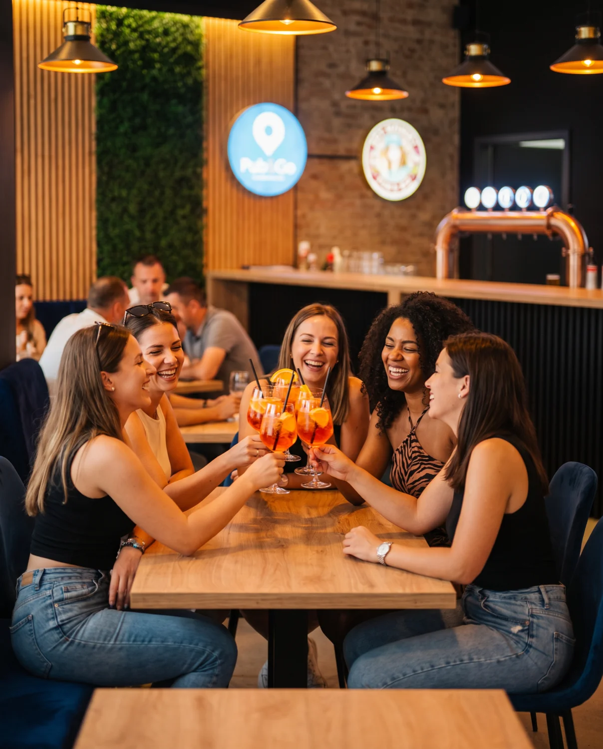 Gäste stoßen an einem Sommerabend bei Pub&Go Prenzlauer Berg an