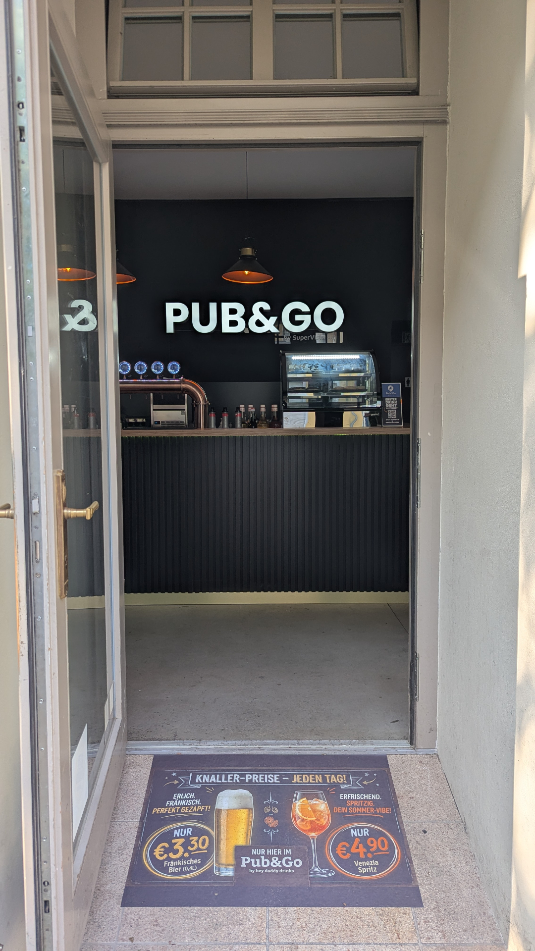 Eingang und Bar im Pub&Go Prenzlauer Berg