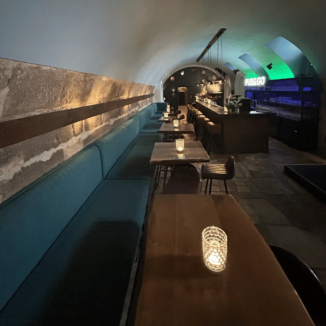 Langer Gewölbegang im Pub&Go Fürth mit Bank und Blick zur Bar