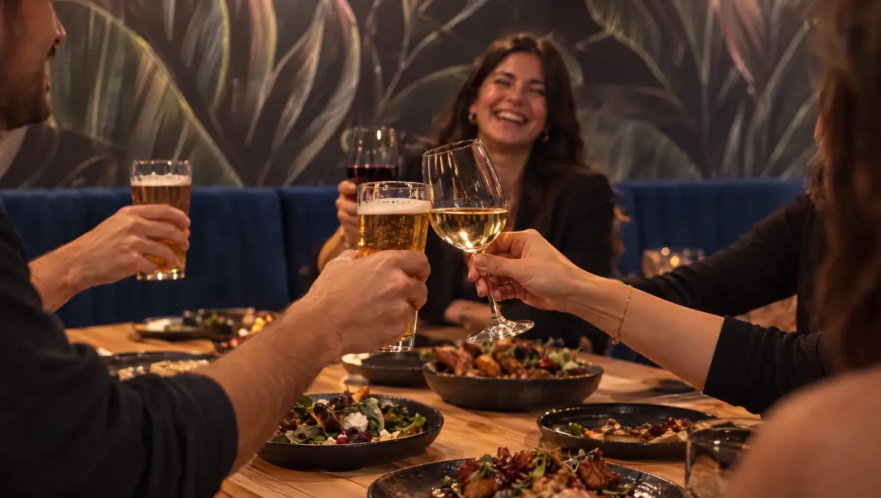 Anstoßen mit Bier und Wein im Pub&Go Prenzlauer Berg